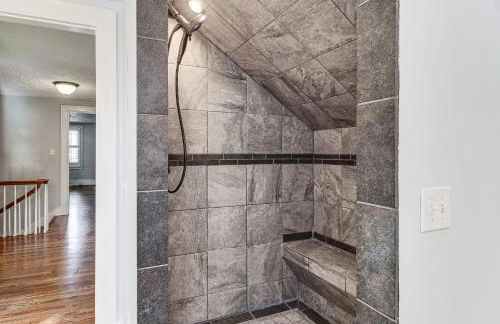 Pool, Patio and Putting Green Manchester Getaway - Foto 19