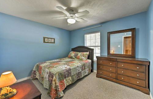 Cozy College Station Home with Patio and Fireplace - Foto 19