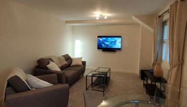 SIX at Wooburn Green Cosy Retreat with Balcony near LEGOLAND Lapland UK and Windsor - Foto 3