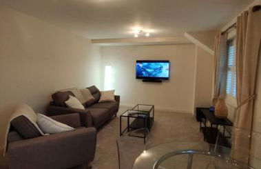 SIX at Wooburn Green Cosy Retreat with Balcony near LEGOLAND Lapland UK and Windsor - Foto 3