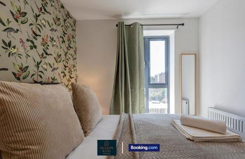 Luxury Retreat For 10 Short Lets & Serviced Accommodation Manchester with Hot Tub and Spacious Garden - Foto 20