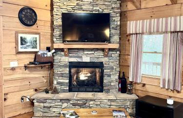 Romantic, pet friendly cabin with private hot tub, washer/dryer and full kitchen Studio Cabin by RedAwning - Foto 16