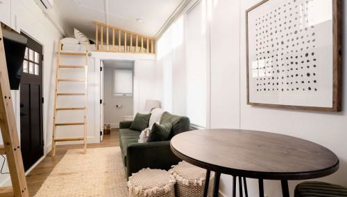 Stay Portland - The Graffiti Alley Tiny House - Food, Art & Beer - Photo 2