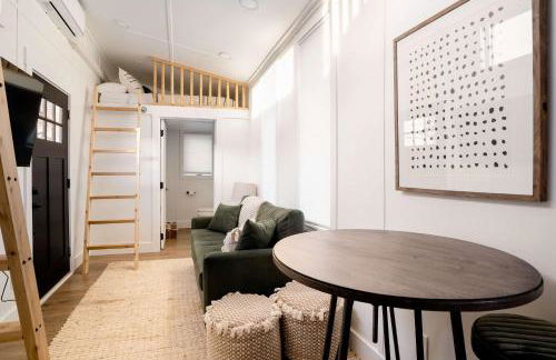 Stay Portland - The Graffiti Alley Tiny House - Food, Art & Beer - Photo 2