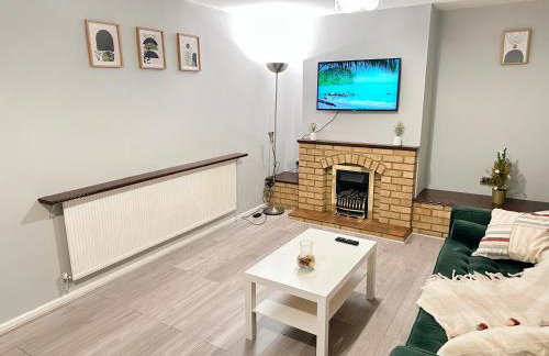 Spacious Luton Airport Accommodation - Perfect for Contractors, Families, Tourists & Long Stays - Foto 5