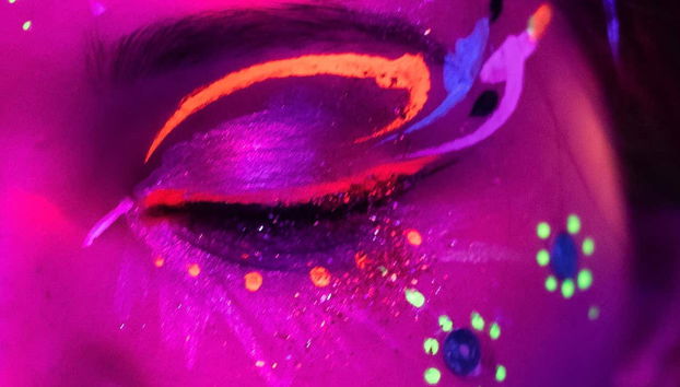 Maquiagem com pintura néon