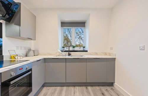 Stylish Two Bedroom Apartment - Secure Parking & Balcony 9MC - Photo 13