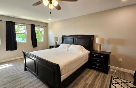 Newly remodeled waterfront home - Photo 26