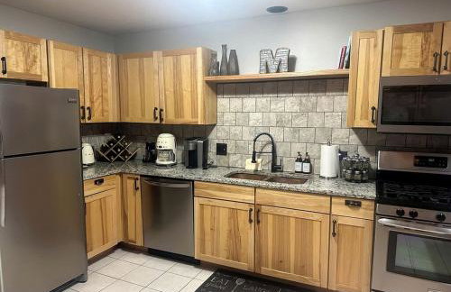 Spacious Luxury Villa Retreat with Jetted Tub, Fireplaces, Balconies, and Smart TV in North Utica, Illinois - Foto 2