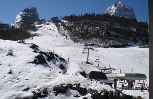 Studio cabine 6 personnes au pied des pistes à Gourette, séjour avec balcon, parking - FR-1-400-117 - Foto 10