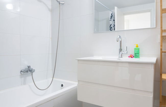 Vibrant Seaside Stay with Balcony by Sea N' Rent - Foto 28