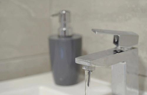 Comfortable 3-Bed Home - Driveway Parking - Foto 19