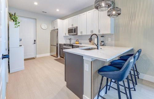 Chic & Spacious 4 Bedroom 3 Full Bathrooms Retreat in West Tampa and Pvt Backyard - Foto 38