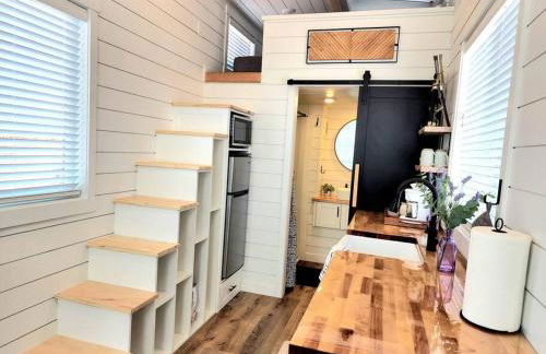 NEW Nook Tiny Home with Deck Firepit Skylights - Foto 8