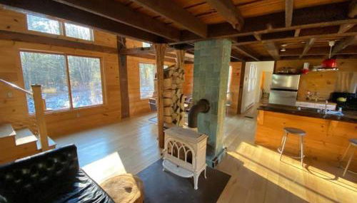 Charming Cabin Getaway with a Wood-Burning Stove in Chesterfield, Massachusetts - Foto 5