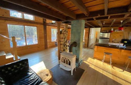 Charming Cabin Getaway with a Wood-Burning Stove in Chesterfield, Massachusetts - Foto 5