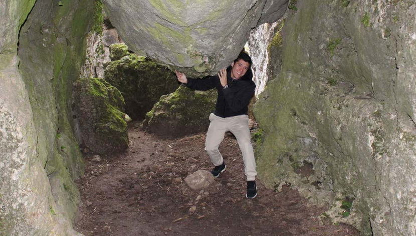 Segurando uma rocha dos Callejones de Majada