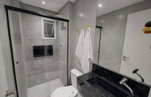 Apto com lazer completo, piscina, ar, mercadinho e pet friendly a 1 min da praia - Photo 7