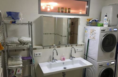 Bright by Trade Fair ICM 15 min direct to City Center 2-BedRoom full 2-BathRoom, free Parking, Balcony, Family and Business friendly - Foto 4