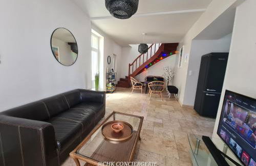 Dors Fée Duplex avec Toit-Terrasse et Salle de Jeux - Centre Bourg à 4 min du Puy duFou - Foto 19
