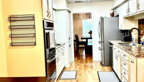 Stylish 4BR Retreat in Cypress - King Bed -Fireplace -Outdoor Patio - TVs in 4 Rooms - Foto 2