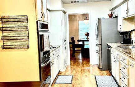 Stylish 4BR Retreat in Cypress - King Bed -Fireplace -Outdoor Patio - TVs in 4 Rooms - Foto 2