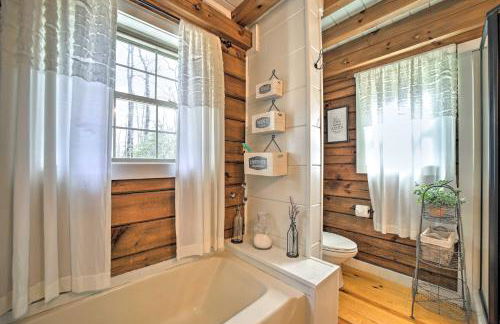 Ideal for Families! Lake Toxaway Getaway with Deck - Foto 18