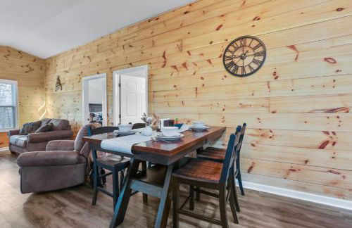 Cabin with King Bed , XBOX, HotTub, Games, Firepit , Stargazing Dome - Photo 43