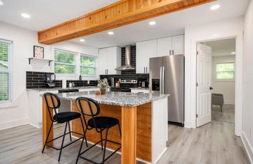 Chic 3BR Bungalow with Screened Porch & Patios - Foto 6