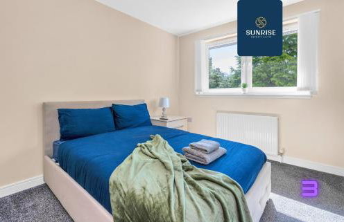 MUIRTON HOUSE - INVOICE and REDUCED PRICE only via SUNRISE SHORT LETS DUNDEE, 4 Bed House, 4 Car Parking, 2 Baths, 5 Smart TVs, Fully Equipped Kitchen, Large Dining and Living Space, Rear Garden, Free WiFi, and ONLY 9 Mins to STANNERGATE Ports - Foto 6
