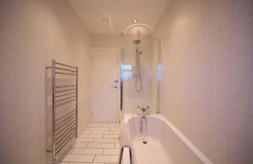 Luxury Bungalow, 3 bedrooms, 5 beds, sleeps 8, transport links, parking, Wi-Fi - Foto 11