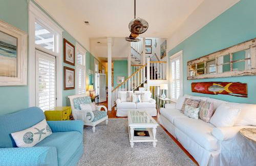 Charleston-style cottage w/ lovely decks, steps to the beach & pools - Foto 4