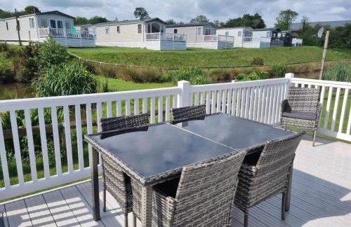 Modern two bedroom caravan with sofabed Sleeps 6 - Foto 24