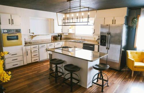 Vibrant Forest Retreat - Game Room, Spa, Fire Pit - Sleeps10 - Foto 27