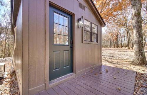 Serene Woodland Studio Retreat with Outdoor Amenities, Near Fishing, Hiking & Gentry, AR - Foto 1