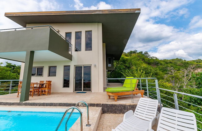 Modern Hillside Home with Sleek Interiors and Panoramic Poolside Views - Foto 24