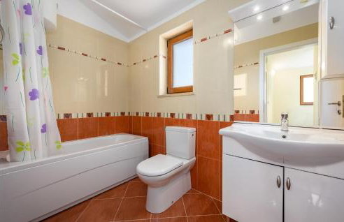 Three-Bedroom Holiday Home In Tinjan - Photo 32