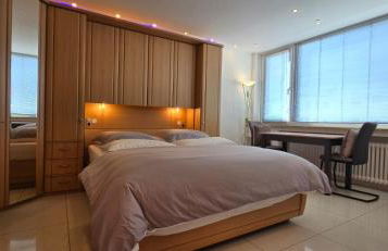 Bright room with private bathroom and market square view - Foto 6