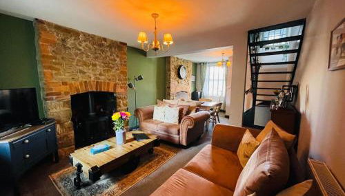 HOT TUB - Miners Cottage - edge of Brecon Beacons National Park - Heritage Town - Foto 2