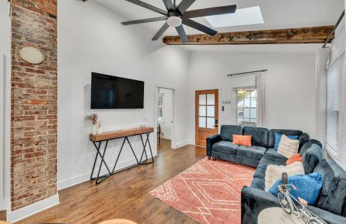 Fully Furnished Bungalow with Deck Near City Center - Foto 14