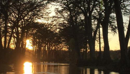 FAMILY RIVER RETREAT! PRIVATE MEDINA RIVER ACCESs! - Foto 2