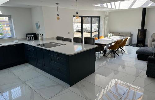 PARK VIEW, 6 bed family home, wifi parking, garden - Foto 1