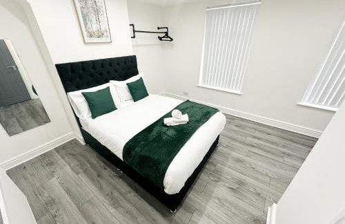 Central Location Liverpool, Modern Home, 4 BR, Sleeps 9, Free Parking - Foto 56
