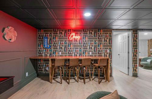 Newly Renovated Luxe Home near Asheville | Pool, Hot Tub, Theater & Games! - Foto 46