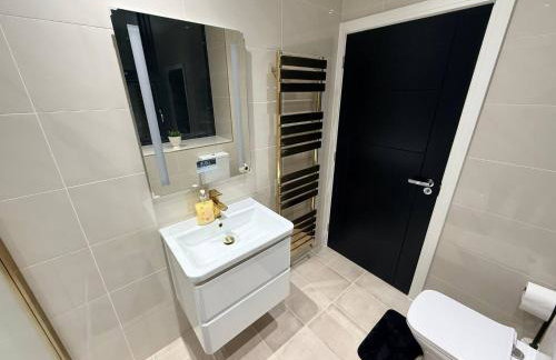 Luxury home 5 bedroom 3 bathroom games room parking - Foto 24