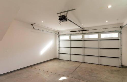 Modern Luxe Retreat Three-Bedroom #4 - Photo 42