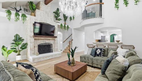 4BR w Pool Cinema Room, Mini Golf & EV - Foto 3