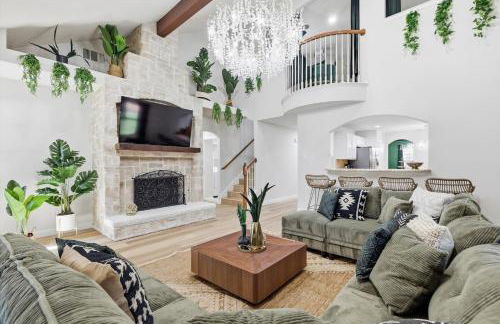 4BR w Pool Cinema Room, Mini Golf & EV - Photo 3