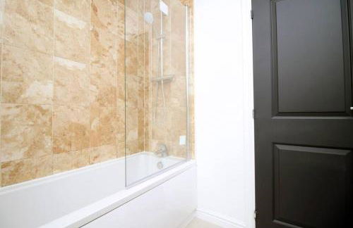 Modern and Cosy 3 Bed House Close to Cardiff City Centre perfect for Family Relocations, Contractors & Groups by Gurkha Stay with Free Parking and Wifi - Foto 33