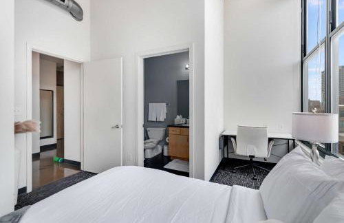 West Loop - City Views With In & Out Parking 1 - Photo 21